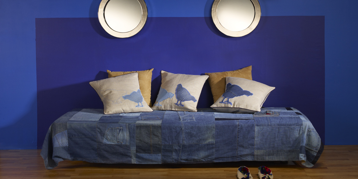 bedroom-in-dark-blue