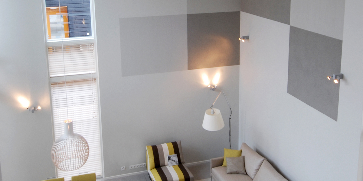 wall-with-geometrical-pattern-in-grey-shades