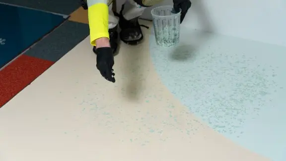 Broadcast flakes to finalise the decoration.