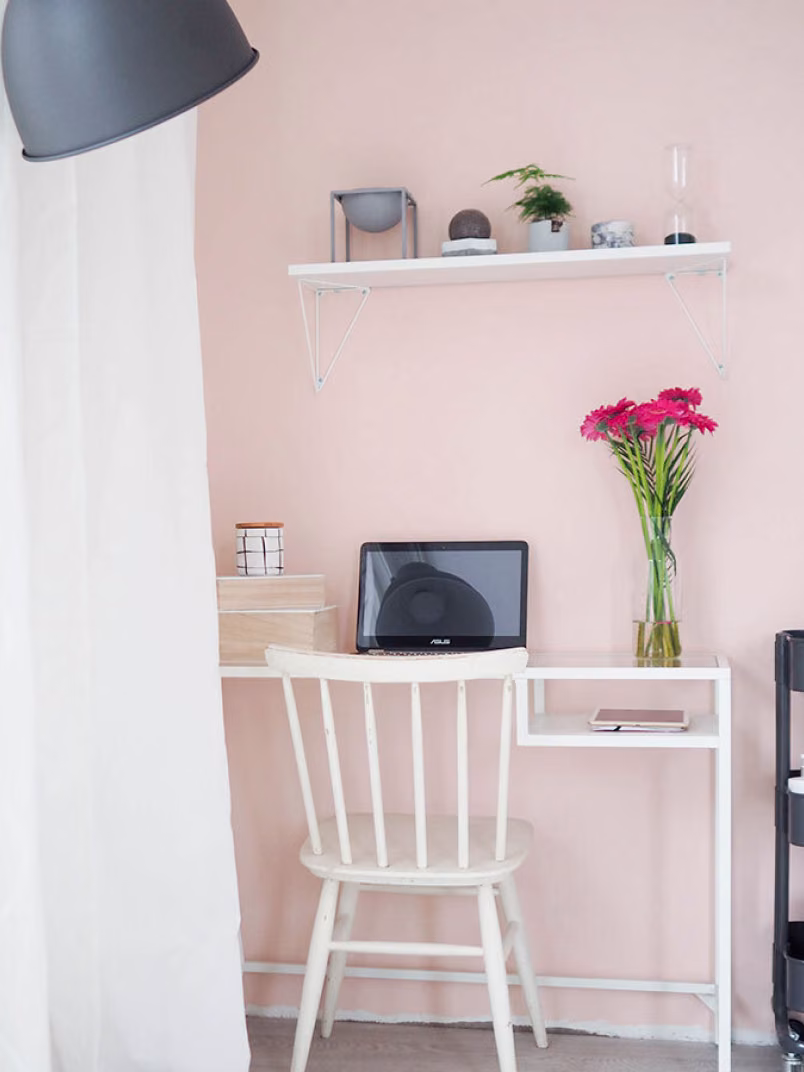 Ideas for the home office: cheer the room up with pink