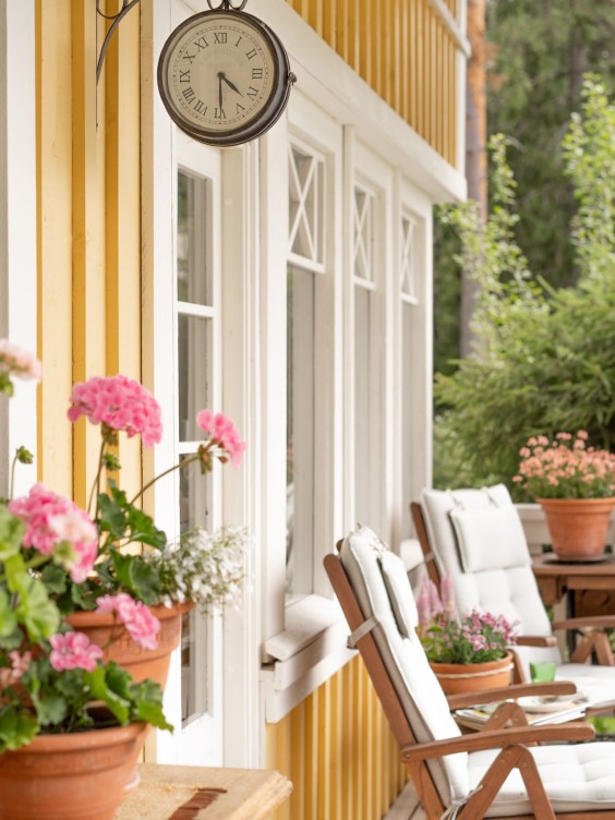 dzeltena koka mājas fasāde ar baltiem logu rāmjiem