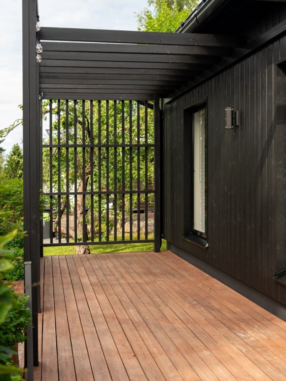 koka fasāde un terase vasarā