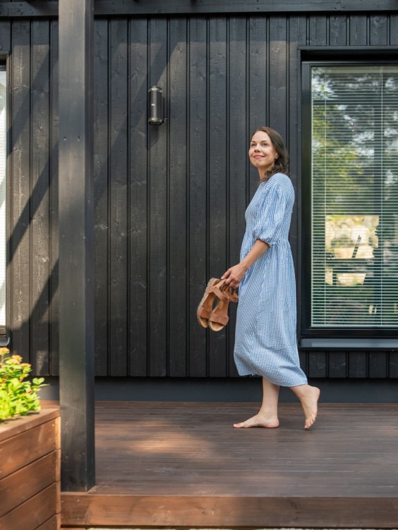 sieviete staigā pa koka terasi