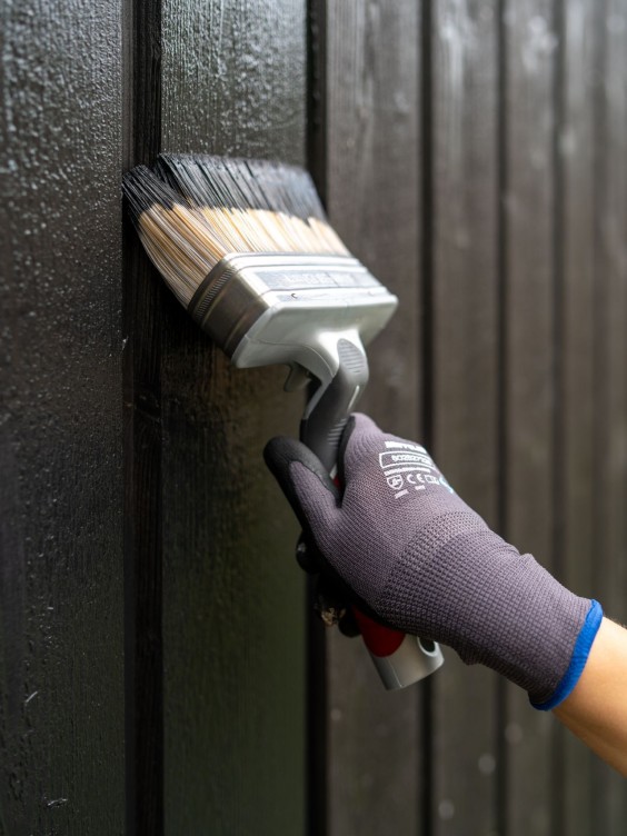 fasādes krāsošana melnā tonī ar otu