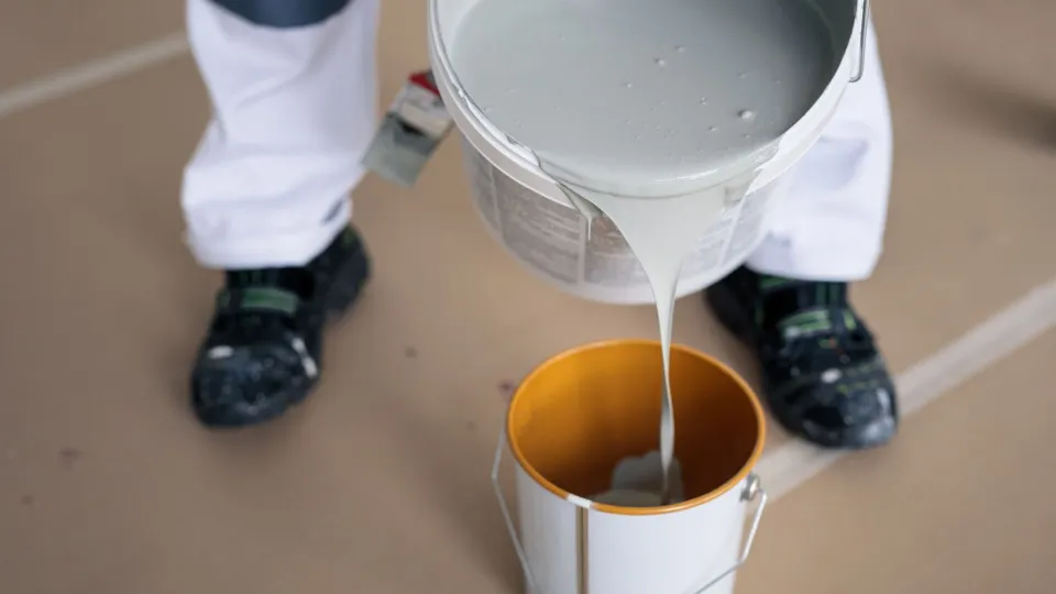 Kā izvēlēties starp ūdens un šķīdinātāju bāzes krāsām?