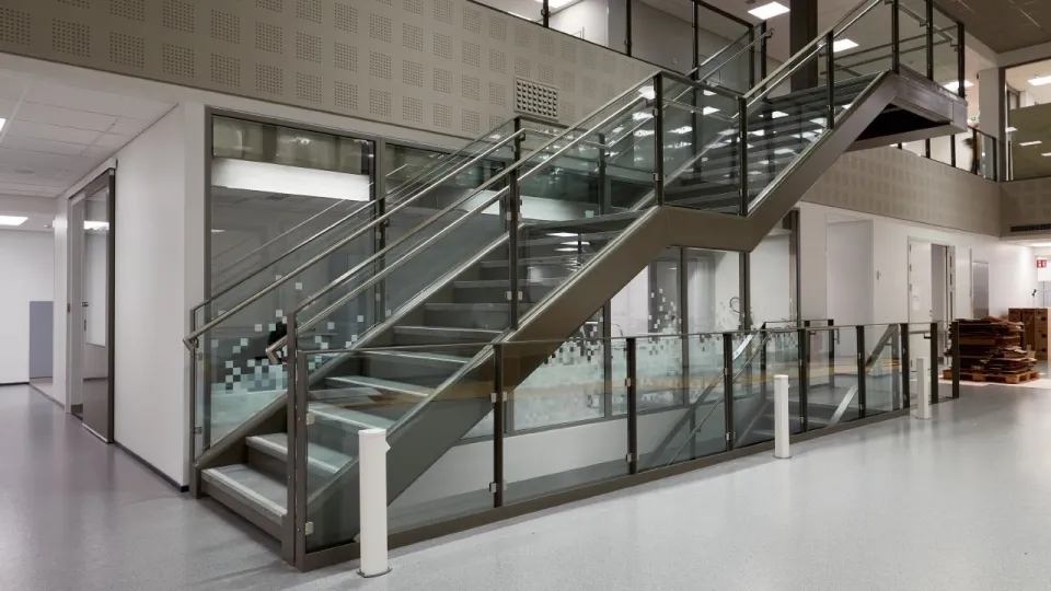 Grīdas sabiedriskās ēkās un komercēkās