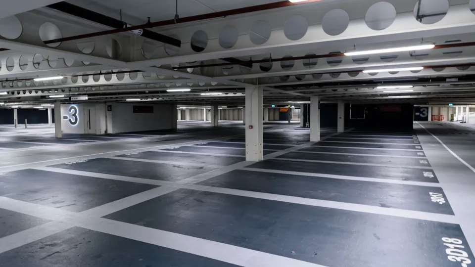 Autostāvvietas un lidmašīnu angāri