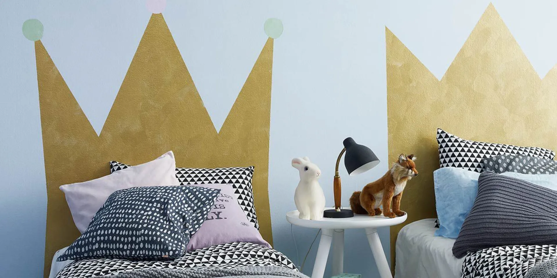 Ideja bērnistabai: zeltīti gultas galvgaļi