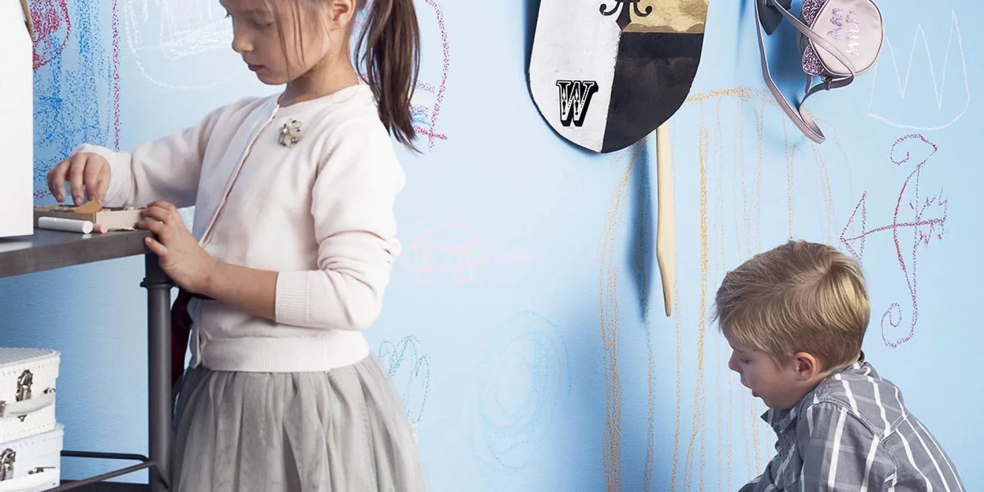 Ideja bērnistabai: sienas krāsotas ar tāfeļu krāsu Liitu