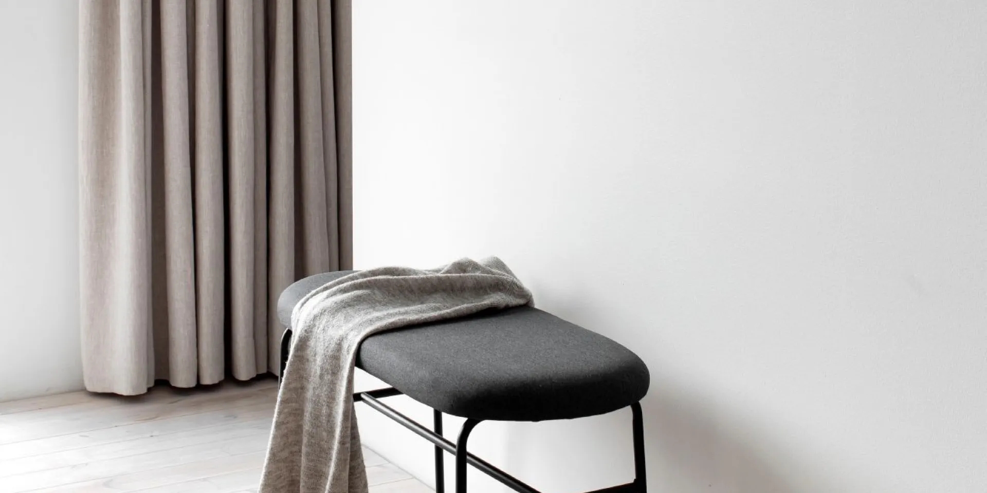 olohuoneen maalattu seinä jonka edessä penkki