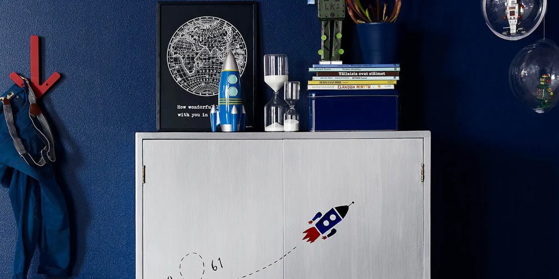 sudraba krāsas skapis un zilas sienas