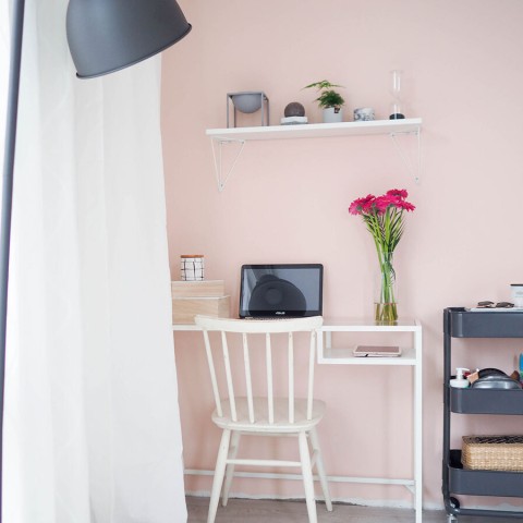 Idejas mājas birojam: atsvaidziniet telpu ar rozā krāsu
