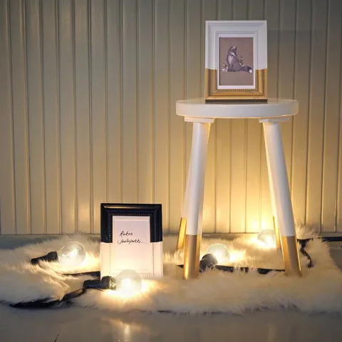 Krēsls ar zelta kājām