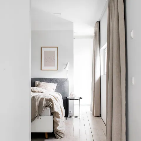 Spalvas viegluma izmaiņas guļamistabā