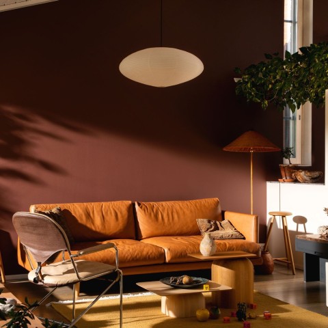 cosy living room with earthy brown wall and warm brown leather sofa
