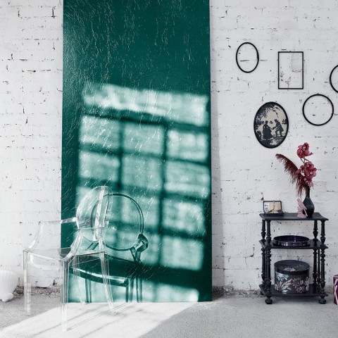 dzīvojamā istaba ar zaļu sienu