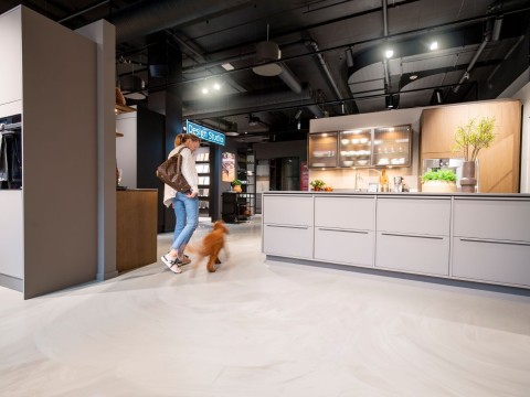 Unikāls grīdas seguma risinājums dāņu virtuves dizainā