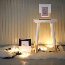 Krēsls ar zelta kājām