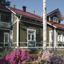 painting wooden house exterior