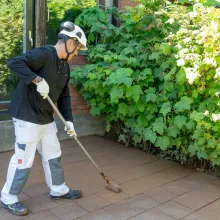 A painter applying patio kivikuullote