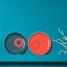 turkusowa-ściana-z-dekoracjami