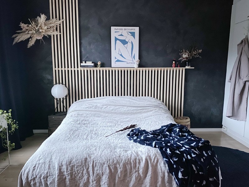 bedroom with blue colour wall and natural material decorations