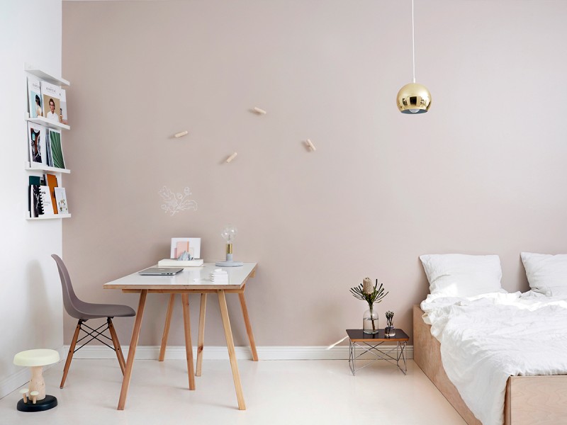 Tāfeļu krāsa Liitu uz guļamistabas sienām